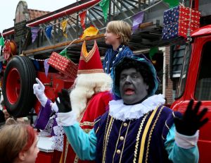 14-11-2021 NIEUWS; SINTERKLAAS IN BERGEN HEEFT ALLE TIJD VOOR IEDEREEN.De intocht van Sinterklaas in Bergen was echt een feest voor groot en klein. Deze Sinterklaas had tijd voor iedereen, foto, praatje, lachen en aandacht voor de kleine en grote mens.Het was echt een feest voor iedereen, zelfs alle ZWARTE pieten genoten van deze uurtjes in gezellig Bergen.
foto: Albert den Iseger