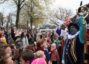 14-11-2021 NIEUWS; SINTERKLAAS IN BERGEN HEEFT ALLE TIJD VOOR IEDEREEN.De intocht van Sinterklaas in Bergen was echt een feest voor groot en klein. Deze Sinterklaas had tijd voor iedereen, foto, praatje, lachen en aandacht voor de kleine en grote mens.Het was echt een feest voor iedereen, zelfs alle ZWARTE pieten genoten van deze uurtjes in gezellig Bergen.
foto: Albert den Iseger