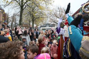 14-11-2021 NIEUWS; SINTERKLAAS IN BERGEN HEEFT ALLE TIJD VOOR IEDEREEN.De intocht van Sinterklaas in Bergen was echt een feest voor groot en klein. Deze Sinterklaas had tijd voor iedereen, foto, praatje, lachen en aandacht voor de kleine en grote mens.Het was echt een feest voor iedereen, zelfs alle ZWARTE pieten genoten van deze uurtjes in gezellig Bergen.
foto: Albert den Iseger