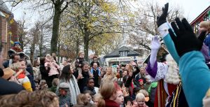 14-11-2021 NIEUWS; SINTERKLAAS IN BERGEN HEEFT ALLE TIJD VOOR IEDEREEN.De intocht van Sinterklaas in Bergen was echt een feest voor groot en klein. Deze Sinterklaas had tijd voor iedereen, foto, praatje, lachen en aandacht voor de kleine en grote mens.Het was echt een feest voor iedereen, zelfs alle ZWARTE pieten genoten van deze uurtjes in gezellig Bergen.
foto: Albert den Iseger