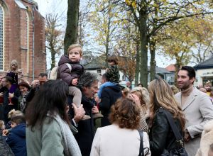 14-11-2021 NIEUWS; SINTERKLAAS IN BERGEN HEEFT ALLE TIJD VOOR IEDEREEN.De intocht van Sinterklaas in Bergen was echt een feest voor groot en klein. Deze Sinterklaas had tijd voor iedereen, foto, praatje, lachen en aandacht voor de kleine en grote mens.Het was echt een feest voor iedereen, zelfs alle ZWARTE pieten genoten van deze uurtjes in gezellig Bergen.
foto: Albert den Iseger