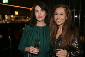 01-11-2021 SHOWBIZZ; FIDAN EKIZ WINT STRONG WOMAN AWARD 2021-Betty de Groot schenkt eerbetoon aan Fidan Ekiz. De 10 de editie van de STRONG WOMAN AWARD was weer een groot succes in het sfeer volle Apollo Hotel te Amsterdam. De meer dan 40 sterkte en bekende dames gingen weer met volle kofferbak naar huis.
Al  met al alle lof aan Betty de Groot.
Foto: Albert den Iseger