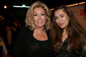 01-11-2021 SHOWBIZZ; FIDAN EKIZ WINT STRONG WOMAN AWARD 2021-Betty de Groot schenkt eerbetoon aan Fidan Ekiz. De 10 de editie van de STRONG WOMAN AWARD was weer een groot succes in het sfeer volle Apollo Hotel te Amsterdam. De meer dan 40 sterkte en bekende dames gingen weer met volle kofferbak naar huis.
Al  met al alle lof aan Betty de Groot.
Foto: Albert den Iseger