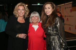 01-11-2021 SHOWBIZZ; FIDAN EKIZ WINT STRONG WOMAN AWARD 2021-Betty de Groot schenkt eerbetoon aan Fidan Ekiz. De 10 de editie van de STRONG WOMAN AWARD was weer een groot succes in het sfeer volle Apollo Hotel te Amsterdam. De meer dan 40 sterkte en bekende dames gingen weer met volle kofferbak naar huis.
Al  met al alle lof aan Betty de Groot.
Foto: Albert den Iseger