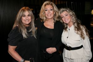 01-11-2021 SHOWBIZZ; FIDAN EKIZ WINT STRONG WOMAN AWARD 2021-Betty de Groot schenkt eerbetoon aan Fidan Ekiz. De 10 de editie van de STRONG WOMAN AWARD was weer een groot succes in het sfeer volle Apollo Hotel te Amsterdam. De meer dan 40 sterkte en bekende dames gingen weer met volle kofferbak naar huis.
Al  met al alle lof aan Betty de Groot.
Foto: Albert den Iseger