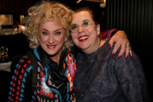 01-11-2021 SHOWBIZZ; FIDAN EKIZ WINT STRONG WOMAN AWARD 2021-Betty de Groot schenkt eerbetoon aan Fidan Ekiz. De 10 de editie van de STRONG WOMAN AWARD was weer een groot succes in het sfeer volle Apollo Hotel te Amsterdam. De meer dan 40 sterkte en bekende dames gingen weer met volle kofferbak naar huis.
Al  met al alle lof aan Betty de Groot.
Foto: Albert den Iseger