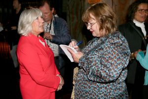 01-11-2021 SHOWBIZZ; FIDAN EKIZ WINT STRONG WOMAN AWARD 2021-Betty de Groot schenkt eerbetoon aan Fidan Ekiz. De 10 de editie van de STRONG WOMAN AWARD was weer een groot succes in het sfeer volle Apollo Hotel te Amsterdam. De meer dan 40 sterkte en bekende dames gingen weer met volle kofferbak naar huis.
Al  met al alle lof aan Betty de Groot.
Foto: Albert den Iseger