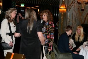 01-11-2021 SHOWBIZZ; FIDAN EKIZ WINT STRONG WOMAN AWARD 2021-Betty de Groot schenkt eerbetoon aan Fidan Ekiz. De 10 de editie van de STRONG WOMAN AWARD was weer een groot succes in het sfeer volle Apollo Hotel te Amsterdam. De meer dan 40 sterkte en bekende dames gingen weer met volle kofferbak naar huis.
Al  met al alle lof aan Betty de Groot.
Foto: Albert den Iseger