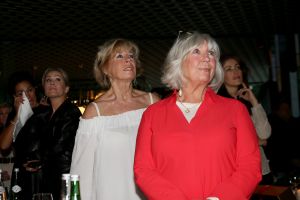 01-11-2021 SHOWBIZZ; FIDAN EKIZ WINT STRONG WOMAN AWARD 2021-Betty de Groot schenkt eerbetoon aan Fidan Ekiz. De 10 de editie van de STRONG WOMAN AWARD was weer een groot succes in het sfeer volle Apollo Hotel te Amsterdam. De meer dan 40 sterkte en bekende dames gingen weer met volle kofferbak naar huis.
Al  met al alle lof aan Betty de Groot.
Foto: Albert den Iseger