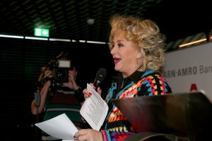 01-11-2021 SHOWBIZZ; FIDAN EKIZ WINT STRONG WOMAN AWARD 2021-Betty de Groot schenkt eerbetoon aan Fidan Ekiz. De 10 de editie van de STRONG WOMAN AWARD was weer een groot succes in het sfeer volle Apollo Hotel te Amsterdam. De meer dan 40 sterkte en bekende dames gingen weer met volle kofferbak naar huis.
Al  met al alle lof aan Betty de Groot.
Foto: Albert den Iseger