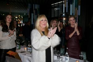 01-11-2021 SHOWBIZZ; FIDAN EKIZ WINT STRONG WOMAN AWARD 2021-Betty de Groot schenkt eerbetoon aan Fidan Ekiz. De 10 de editie van de STRONG WOMAN AWARD was weer een groot succes in het sfeer volle Apollo Hotel te Amsterdam. De meer dan 40 sterkte en bekende dames gingen weer met volle kofferbak naar huis.
Al  met al alle lof aan Betty de Groot.
Foto: Albert den Iseger