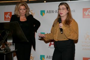 01-11-2021 SHOWBIZZ; FIDAN EKIZ WINT STRONG WOMAN AWARD 2021-Betty de Groot schenkt eerbetoon aan Fidan Ekiz. De 10 de editie van de STRONG WOMAN AWARD was weer een groot succes in het sfeer volle Apollo Hotel te Amsterdam. De meer dan 40 sterkte en bekende dames gingen weer met volle kofferbak naar huis.
Al  met al alle lof aan Betty de Groot.
Foto: Albert den Iseger