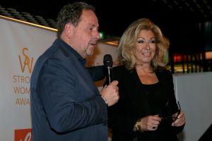 01-11-2021 SHOWBIZZ; FIDAN EKIZ WINT STRONG WOMAN AWARD 2021-Betty de Groot schenkt eerbetoon aan Fidan Ekiz. De 10 de editie van de STRONG WOMAN AWARD was weer een groot succes in het sfeer volle Apollo Hotel te Amsterdam. De meer dan 40 sterkte en bekende dames gingen weer met volle kofferbak naar huis.
Al  met al alle lof aan Betty de Groot.
Foto: Albert den Iseger