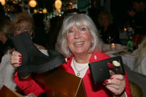 01-11-2021 SHOWBIZZ; FIDAN EKIZ WINT STRONG WOMAN AWARD 2021-Betty de Groot schenkt eerbetoon aan Fidan Ekiz. De 10 de editie van de STRONG WOMAN AWARD was weer een groot succes in het sfeer volle Apollo Hotel te Amsterdam. De meer dan 40 sterkte en bekende dames gingen weer met volle kofferbak naar huis.
Al  met al alle lof aan Betty de Groot.
Foto: Albert den Iseger