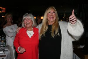 01-11-2021 SHOWBIZZ; FIDAN EKIZ WINT STRONG WOMAN AWARD 2021-Betty de Groot schenkt eerbetoon aan Fidan Ekiz. De 10 de editie van de STRONG WOMAN AWARD was weer een groot succes in het sfeer volle Apollo Hotel te Amsterdam. De meer dan 40 sterkte en bekende dames gingen weer met volle kofferbak naar huis.
Al  met al alle lof aan Betty de Groot.
Foto: Albert den Iseger