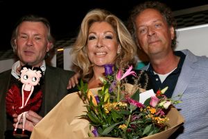 01-11-2021 SHOWBIZZ; FIDAN EKIZ WINT STRONG WOMAN AWARD 2021-Betty de Groot schenkt eerbetoon aan Fidan Ekiz. De 10 de editie van de STRONG WOMAN AWARD was weer een groot succes in het sfeer volle Apollo Hotel te Amsterdam. De meer dan 40 sterkte en bekende dames gingen weer met volle kofferbak naar huis.
Al  met al alle lof aan Betty de Groot.
Foto: Albert den Iseger