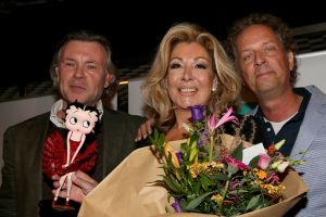 01-11-2021 SHOWBIZZ; FIDAN EKIZ WINT STRONG WOMAN AWARD 2021-Betty de Groot schenkt eerbetoon aan Fidan Ekiz. De 10 de editie van de STRONG WOMAN AWARD was weer een groot succes in het sfeer volle Apollo Hotel te Amsterdam. De meer dan 40 sterkte en bekende dames gingen weer met volle kofferbak naar huis.
Al  met al alle lof aan Betty de Groot.
Foto: Albert den Iseger