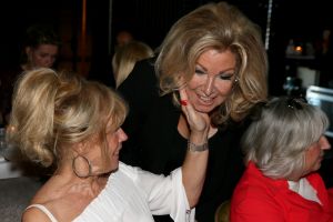 01-11-2021 SHOWBIZZ; FIDAN EKIZ WINT STRONG WOMAN AWARD 2021-Betty de Groot schenkt eerbetoon aan Fidan Ekiz. De 10 de editie van de STRONG WOMAN AWARD was weer een groot succes in het sfeer volle Apollo Hotel te Amsterdam. De meer dan 40 sterkte en bekende dames gingen weer met volle kofferbak naar huis.
Al  met al alle lof aan Betty de Groot.
Foto: Albert den Iseger