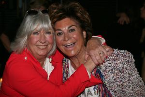 01-11-2021 SHOWBIZZ; FIDAN EKIZ WINT STRONG WOMAN AWARD 2021-Betty de Groot schenkt eerbetoon aan Fidan Ekiz. De 10 de editie van de STRONG WOMAN AWARD was weer een groot succes in het sfeer volle Apollo Hotel te Amsterdam. De meer dan 40 sterkte en bekende dames gingen weer met volle kofferbak naar huis.
Al  met al alle lof aan Betty de Groot.
Foto: Albert den Iseger