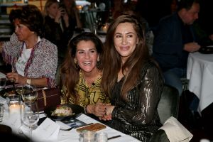 01-11-2021 SHOWBIZZ; FIDAN EKIZ WINT STRONG WOMAN AWARD 2021-Betty de Groot schenkt eerbetoon aan Fidan Ekiz. De 10 de editie van de STRONG WOMAN AWARD was weer een groot succes in het sfeer volle Apollo Hotel te Amsterdam. De meer dan 40 sterkte en bekende dames gingen weer met volle kofferbak naar huis.
Al  met al alle lof aan Betty de Groot.
Foto: Albert den Iseger