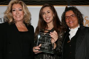 01-11-2021 SHOWBIZZ; FIDAN EKIZ WINT STRONG WOMAN AWARD 2021-Betty de Groot schenkt eerbetoon aan Fidan Ekiz. De 10 de editie van de STRONG WOMAN AWARD was weer een groot succes in het sfeer volle Apollo Hotel te Amsterdam. De meer dan 40 sterkte en bekende dames gingen weer met volle kofferbak naar huis.
Al  met al alle lof aan Betty de Groot.
Foto: Albert den Iseger