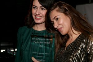 01-11-2021 SHOWBIZZ; FIDAN EKIZ WINT STRONG WOMAN AWARD 2021-Betty de Groot schenkt eerbetoon aan Fidan Ekiz. De 10 de editie van de STRONG WOMAN AWARD was weer een groot succes in het sfeer volle Apollo Hotel te Amsterdam. De meer dan 40 sterkte en bekende dames gingen weer met volle kofferbak naar huis.
Al  met al alle lof aan Betty de Groot.
Foto: Albert den Iseger