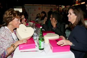 01-11-2021 SHOWBIZZ; FIDAN EKIZ WINT STRONG WOMAN AWARD 2021-Betty de Groot schenkt eerbetoon aan Fidan Ekiz. De 10 de editie van de STRONG WOMAN AWARD was weer een groot succes in het sfeer volle Apollo Hotel te Amsterdam. De meer dan 40 sterkte en bekende dames gingen weer met volle kofferbak naar huis.
Al  met al alle lof aan Betty de Groot.
Foto: Albert den Iseger