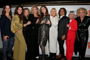 01-11-2021 SHOWBIZZ; FIDAN EKIZ WINT STRONG WOMAN AWARD 2021-Betty de Groot schenkt eerbetoon aan Fidan Ekiz. De 10 de editie van de STRONG WOMAN AWARD was weer een groot succes in het sfeer volle Apollo Hotel te Amsterdam. De meer dan 40 sterkte en bekende dames gingen weer met volle kofferbak naar huis.
Al  met al alle lof aan Betty de Groot.
Foto: Albert den Iseger