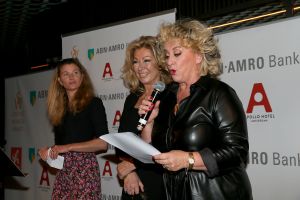 01-11-2021 SHOWBIZZ; FIDAN EKIZ WINT STRONG WOMAN AWARD 2021-Betty de Groot schenkt eerbetoon aan Fidan Ekiz. De 10 de editie van de STRONG WOMAN AWARD was weer een groot succes in het sfeer volle Apollo Hotel te Amsterdam. De meer dan 40 sterkte en bekende dames gingen weer met volle kofferbak naar huis.
Al  met al alle lof aan Betty de Groot.
Foto: Albert den Iseger