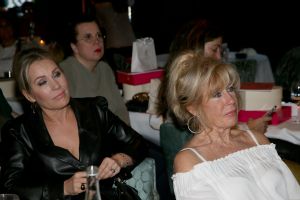 01-11-2021 SHOWBIZZ; FIDAN EKIZ WINT STRONG WOMAN AWARD 2021-Betty de Groot schenkt eerbetoon aan Fidan Ekiz. De 10 de editie van de STRONG WOMAN AWARD was weer een groot succes in het sfeer volle Apollo Hotel te Amsterdam. De meer dan 40 sterkte en bekende dames gingen weer met volle kofferbak naar huis.
Al  met al alle lof aan Betty de Groot.
Foto: Albert den Iseger