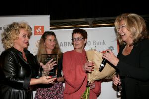 01-11-2021 SHOWBIZZ; FIDAN EKIZ WINT STRONG WOMAN AWARD 2021-Betty de Groot schenkt eerbetoon aan Fidan Ekiz. De 10 de editie van de STRONG WOMAN AWARD was weer een groot succes in het sfeer volle Apollo Hotel te Amsterdam. De meer dan 40 sterkte en bekende dames gingen weer met volle kofferbak naar huis.
Al  met al alle lof aan Betty de Groot.
Foto: Albert den Iseger