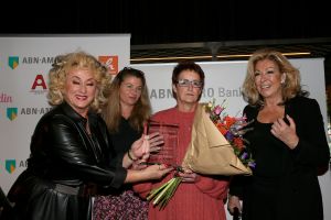 01-11-2021 SHOWBIZZ; FIDAN EKIZ WINT STRONG WOMAN AWARD 2021-Betty de Groot schenkt eerbetoon aan Fidan Ekiz. De 10 de editie van de STRONG WOMAN AWARD was weer een groot succes in het sfeer volle Apollo Hotel te Amsterdam. De meer dan 40 sterkte en bekende dames gingen weer met volle kofferbak naar huis.
Al  met al alle lof aan Betty de Groot.
Foto: Albert den Iseger