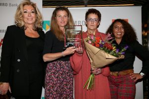 01-11-2021 SHOWBIZZ; FIDAN EKIZ WINT STRONG WOMAN AWARD 2021-Betty de Groot schenkt eerbetoon aan Fidan Ekiz. De 10 de editie van de STRONG WOMAN AWARD was weer een groot succes in het sfeer volle Apollo Hotel te Amsterdam. De meer dan 40 sterkte en bekende dames gingen weer met volle kofferbak naar huis.
Al  met al alle lof aan Betty de Groot.
Foto: Albert den Iseger