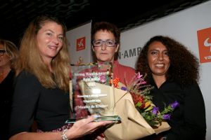 01-11-2021 SHOWBIZZ; FIDAN EKIZ WINT STRONG WOMAN AWARD 2021-Betty de Groot schenkt eerbetoon aan Fidan Ekiz. De 10 de editie van de STRONG WOMAN AWARD was weer een groot succes in het sfeer volle Apollo Hotel te Amsterdam. De meer dan 40 sterkte en bekende dames gingen weer met volle kofferbak naar huis.
Al  met al alle lof aan Betty de Groot.
Foto: Albert den Iseger