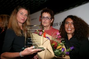 01-11-2021 SHOWBIZZ; FIDAN EKIZ WINT STRONG WOMAN AWARD 2021-Betty de Groot schenkt eerbetoon aan Fidan Ekiz. De 10 de editie van de STRONG WOMAN AWARD was weer een groot succes in het sfeer volle Apollo Hotel te Amsterdam. De meer dan 40 sterkte en bekende dames gingen weer met volle kofferbak naar huis.
Al  met al alle lof aan Betty de Groot.
Foto: Albert den Iseger