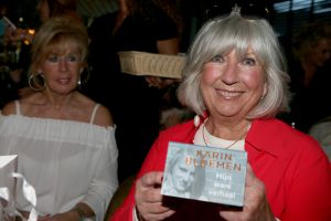 01-11-2021 SHOWBIZZ; FIDAN EKIZ WINT STRONG WOMAN AWARD 2021-Betty de Groot schenkt eerbetoon aan Fidan Ekiz. De 10 de editie van de STRONG WOMAN AWARD was weer een groot succes in het sfeer volle Apollo Hotel te Amsterdam. De meer dan 40 sterkte en bekende dames gingen weer met volle kofferbak naar huis.
Al  met al alle lof aan Betty de Groot.
Foto: Albert den Iseger