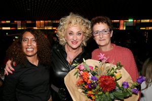 01-11-2021 SHOWBIZZ; FIDAN EKIZ WINT STRONG WOMAN AWARD 2021-Betty de Groot schenkt eerbetoon aan Fidan Ekiz. De 10 de editie van de STRONG WOMAN AWARD was weer een groot succes in het sfeer volle Apollo Hotel te Amsterdam. De meer dan 40 sterkte en bekende dames gingen weer met volle kofferbak naar huis.
Al  met al alle lof aan Betty de Groot.
Foto: Albert den Iseger