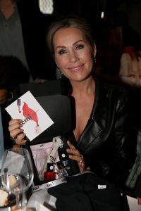 01-11-2021 SHOWBIZZ; FIDAN EKIZ WINT STRONG WOMAN AWARD 2021-Betty de Groot schenkt eerbetoon aan Fidan Ekiz. De 10 de editie van de STRONG WOMAN AWARD was weer een groot succes in het sfeer volle Apollo Hotel te Amsterdam. De meer dan 40 sterkte en bekende dames gingen weer met volle kofferbak naar huis.
Al  met al alle lof aan Betty de Groot.
Foto: Albert den Iseger