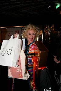 01-11-2021 SHOWBIZZ; FIDAN EKIZ WINT STRONG WOMAN AWARD 2021-Betty de Groot schenkt eerbetoon aan Fidan Ekiz. De 10 de editie van de STRONG WOMAN AWARD was weer een groot succes in het sfeer volle Apollo Hotel te Amsterdam. De meer dan 40 sterkte en bekende dames gingen weer met volle kofferbak naar huis.
Al  met al alle lof aan Betty de Groot.
Foto: Albert den Iseger