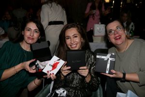 01-11-2021 SHOWBIZZ; FIDAN EKIZ WINT STRONG WOMAN AWARD 2021-Betty de Groot schenkt eerbetoon aan Fidan Ekiz. De 10 de editie van de STRONG WOMAN AWARD was weer een groot succes in het sfeer volle Apollo Hotel te Amsterdam. De meer dan 40 sterkte en bekende dames gingen weer met volle kofferbak naar huis.
Al  met al alle lof aan Betty de Groot.
Foto: Albert den Iseger