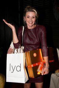 01-11-2021 SHOWBIZZ; FIDAN EKIZ WINT STRONG WOMAN AWARD 2021-Betty de Groot schenkt eerbetoon aan Fidan Ekiz. De 10 de editie van de STRONG WOMAN AWARD was weer een groot succes in het sfeer volle Apollo Hotel te Amsterdam. De meer dan 40 sterkte en bekende dames gingen weer met volle kofferbak naar huis.
Al  met al alle lof aan Betty de Groot.
Foto: Albert den Iseger