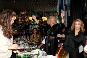 01-11-2021 SHOWBIZZ; FIDAN EKIZ WINT STRONG WOMAN AWARD 2021-Betty de Groot schenkt eerbetoon aan Fidan Ekiz. De 10 de editie van de STRONG WOMAN AWARD was weer een groot succes in het sfeer volle Apollo Hotel te Amsterdam. De meer dan 40 sterkte en bekende dames gingen weer met volle kofferbak naar huis.
Al  met al alle lof aan Betty de Groot.
Foto: Albert den Iseger