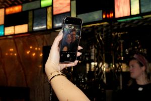 01-11-2021 SHOWBIZZ; FIDAN EKIZ WINT STRONG WOMAN AWARD 2021-Betty de Groot schenkt eerbetoon aan Fidan Ekiz. De 10 de editie van de STRONG WOMAN AWARD was weer een groot succes in het sfeer volle Apollo Hotel te Amsterdam. De meer dan 40 sterkte en bekende dames gingen weer met volle kofferbak naar huis.
Al  met al alle lof aan Betty de Groot.
Foto: Albert den Iseger