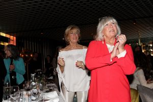 01-11-2021 SHOWBIZZ; FIDAN EKIZ WINT STRONG WOMAN AWARD 2021-Betty de Groot schenkt eerbetoon aan Fidan Ekiz. De 10 de editie van de STRONG WOMAN AWARD was weer een groot succes in het sfeer volle Apollo Hotel te Amsterdam. De meer dan 40 sterkte en bekende dames gingen weer met volle kofferbak naar huis.
Al  met al alle lof aan Betty de Groot.
Foto: Albert den Iseger