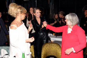 01-11-2021 SHOWBIZZ; FIDAN EKIZ WINT STRONG WOMAN AWARD 2021-Betty de Groot schenkt eerbetoon aan Fidan Ekiz. De 10 de editie van de STRONG WOMAN AWARD was weer een groot succes in het sfeer volle Apollo Hotel te Amsterdam. De meer dan 40 sterkte en bekende dames gingen weer met volle kofferbak naar huis.
Al  met al alle lof aan Betty de Groot.
Foto: Albert den Iseger