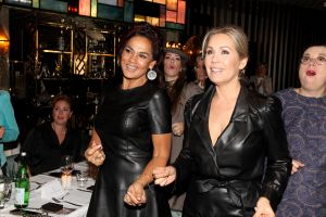 01-11-2021 SHOWBIZZ; FIDAN EKIZ WINT STRONG WOMAN AWARD 2021-Betty de Groot schenkt eerbetoon aan Fidan Ekiz. De 10 de editie van de STRONG WOMAN AWARD was weer een groot succes in het sfeer volle Apollo Hotel te Amsterdam. De meer dan 40 sterkte en bekende dames gingen weer met volle kofferbak naar huis.
Al  met al alle lof aan Betty de Groot.
Foto: Albert den Iseger