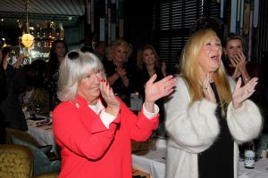 01-11-2021 SHOWBIZZ; FIDAN EKIZ WINT STRONG WOMAN AWARD 2021-Betty de Groot schenkt eerbetoon aan Fidan Ekiz. De 10 de editie van de STRONG WOMAN AWARD was weer een groot succes in het sfeer volle Apollo Hotel te Amsterdam. De meer dan 40 sterkte en bekende dames gingen weer met volle kofferbak naar huis.
Al  met al alle lof aan Betty de Groot.
Foto: Albert den Iseger