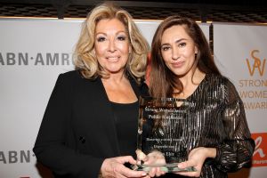 01-11-2021 SHOWBIZZ; FIDAN EKIZ WINT STRONG WOMAN AWARD 2021-Betty de Groot schenkt eerbetoon aan Fidan Ekiz. De 10 de editie van de STRONG WOMAN AWARD was weer een groot succes in het sfeer volle Apollo Hotel te Amsterdam. De meer dan 40 sterkte en bekende dames gingen weer met volle kofferbak naar huis.
Al  met al alle lof aan Betty de Groot.
Foto: Albert den Iseger