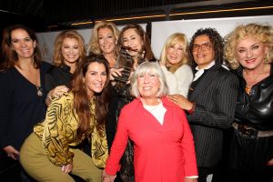 01-11-2021 SHOWBIZZ; FIDAN EKIZ WINT STRONG WOMAN AWARD 2021-Betty de Groot schenkt eerbetoon aan Fidan Ekiz. De 10 de editie van de STRONG WOMAN AWARD was weer een groot succes in het sfeer volle Apollo Hotel te Amsterdam. De meer dan 40 sterkte en bekende dames gingen weer met volle kofferbak naar huis.
Al  met al alle lof aan Betty de Groot.
Foto: Albert den Iseger