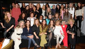 01-11-2021 SHOWBIZZ; FIDAN EKIZ WINT STRONG WOMAN AWARD 2021-Betty de Groot schenkt eerbetoon aan Fidan Ekiz. De 10 de editie van de STRONG WOMAN AWARD was weer een groot succes in het sfeer volle Apollo Hotel te Amsterdam. De meer dan 40 sterkte en bekende dames gingen weer met volle kofferbak naar huis.
Al  met al alle lof aan Betty de Groot.
Foto: Albert den Iseger